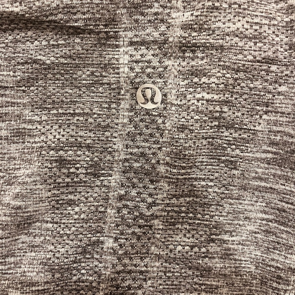Lululemon gray long sleeve workout shirt. Size 6 great condition.